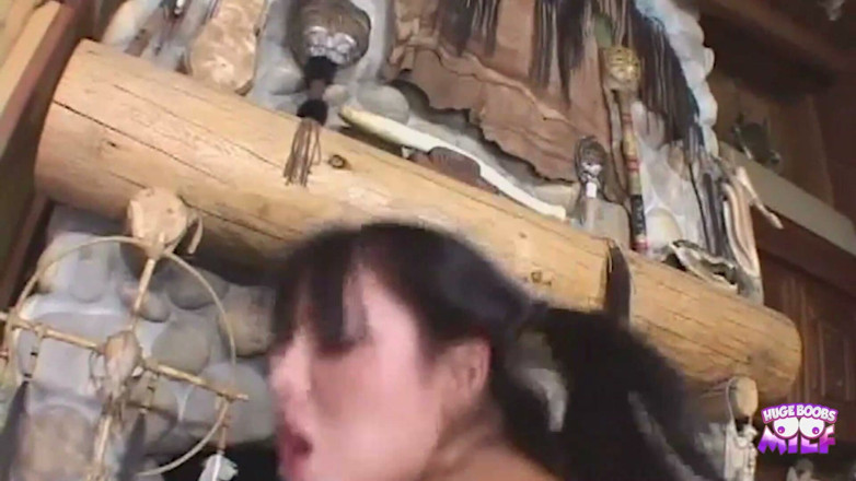 Huge Boobs MILF: Sarah在让他对乳交感到高兴后，在喷雾射精完成器治疗中欢欣