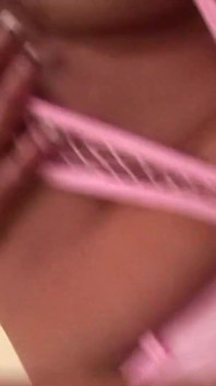 Twee sexy geile vriendinnen neuken hun geschoren natte kutjes met hun handen en een dildo