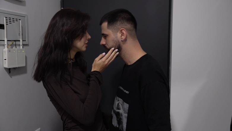 JDxBella: बेला एक स्ट्रैप-ऑन के साथ गधे में fucks