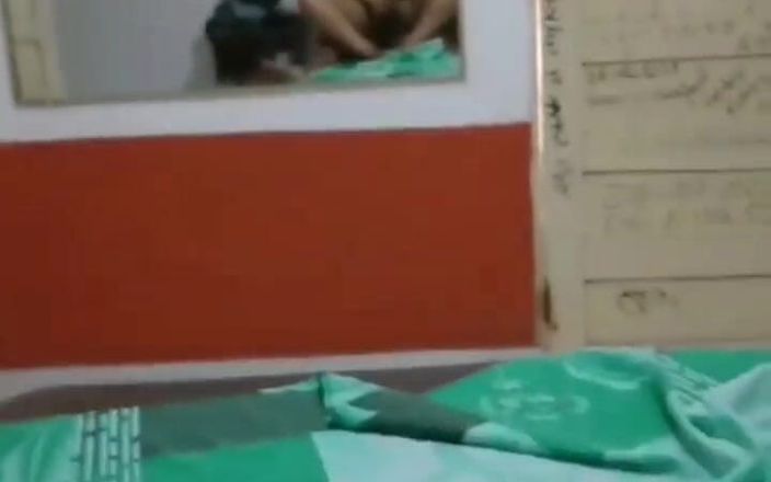 Sexysweet0455: Cewek india dengan pantat bahenol nyepong kontol besar abang tirinya...
