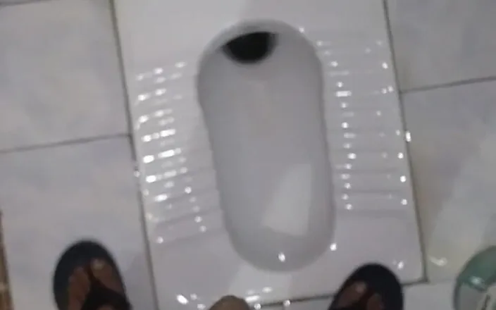 Hottypussy18: Masturbating And Peeing