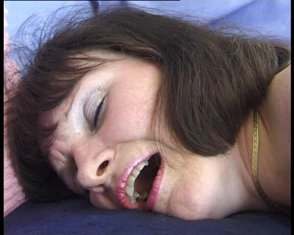 YOUR FIRST PORN: Hausfrau Janine - Geil Auf Muschi Rasieren и дилдоспиель - домохозяйка Janine - возбужденная для бритья киски и игры с дилдо