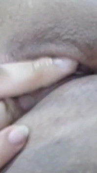 Acaricio mi cosa pequeña y llébo al orgasmo.