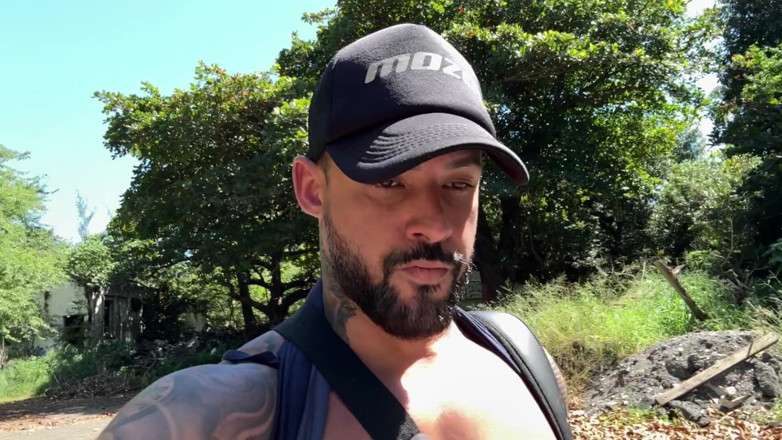 ortizjona: Déshabillage en plein air, pose de gym, gode abandonné et...