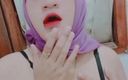 Shine-X: Вирусный фиолетовый хиджаб женщины из Куала-Лумпура сжимает ее груди и мастурбирует