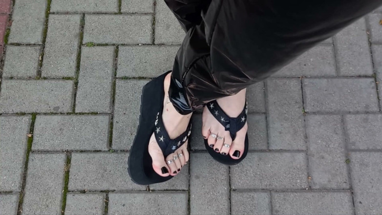 Heelex: Travestiet in latex legging en platformstrings