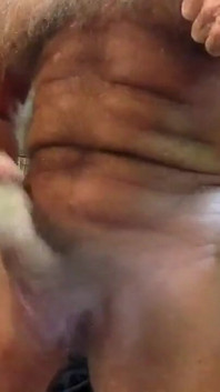 In früheren Rollenspielvideos hatte ich dieser 18-jährigen gelehrt, zu wichsen.