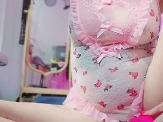 Missy Roulette: Missy roulette lagi asik mainin memeknya di webcam, mesin seks