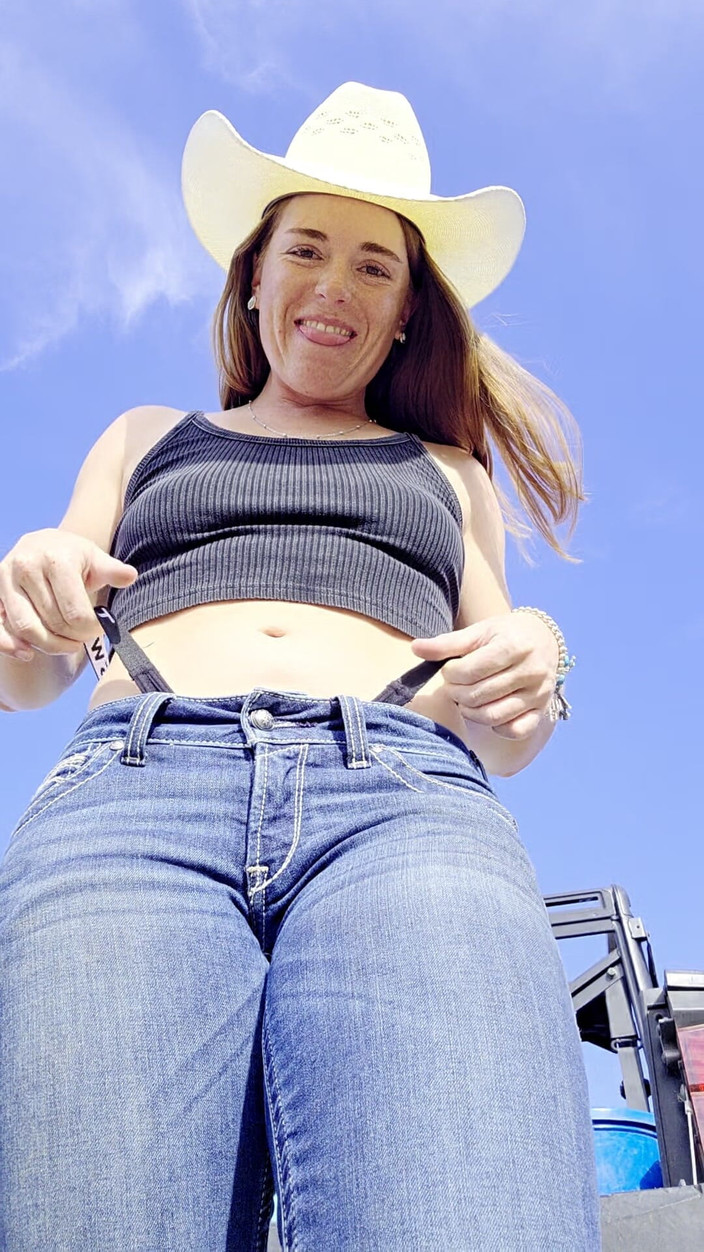 NaughtyRedFarmgirl: Ruiva mostra partes do corpo e pede taxa honesta