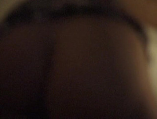 Flash Model Amateurs: O curvă brunetă suge pula complet îmbrăcată