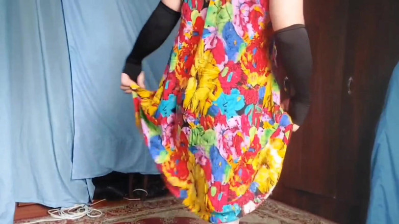 Kitty_Cross: La gonna sollevatrice trans carina leggermente nella brezza delicata