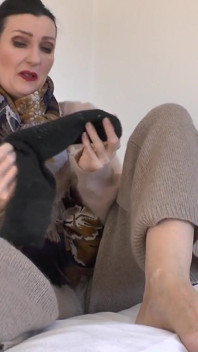 Branle ta bite dans mes chaussettes puantes, renifle les chaussettes puantes, coaching masturbatoire, POV, Lady Victoria Valente
