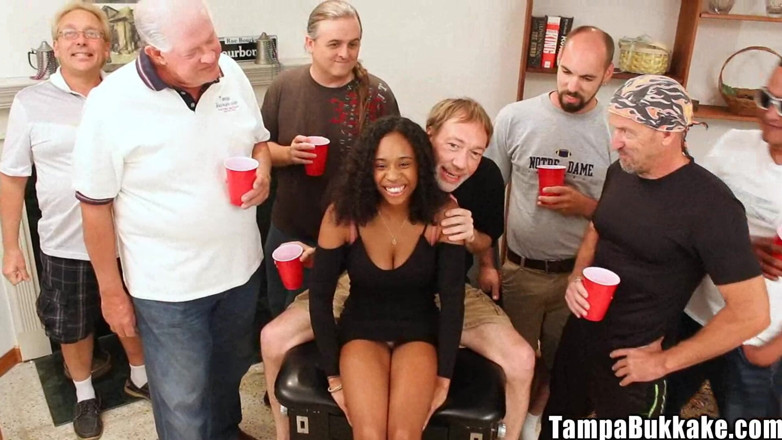 Tampa Bukkake: 18yo Ebenholz Schönheit Ivy Junge Große Titten Glücklich Gangbang Bukkake...