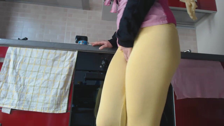 RavenBigAss: ヨガパンツで絶望的なおしっこ