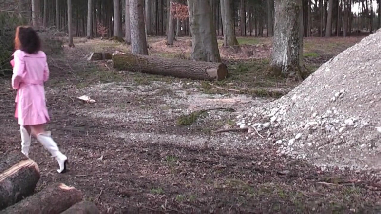 Natural Chris: Anal whore in the woods