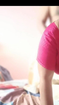 Boudi panas seksi Visaakaa dalam blaus merah jambu dan seks gaya doggy saree putih