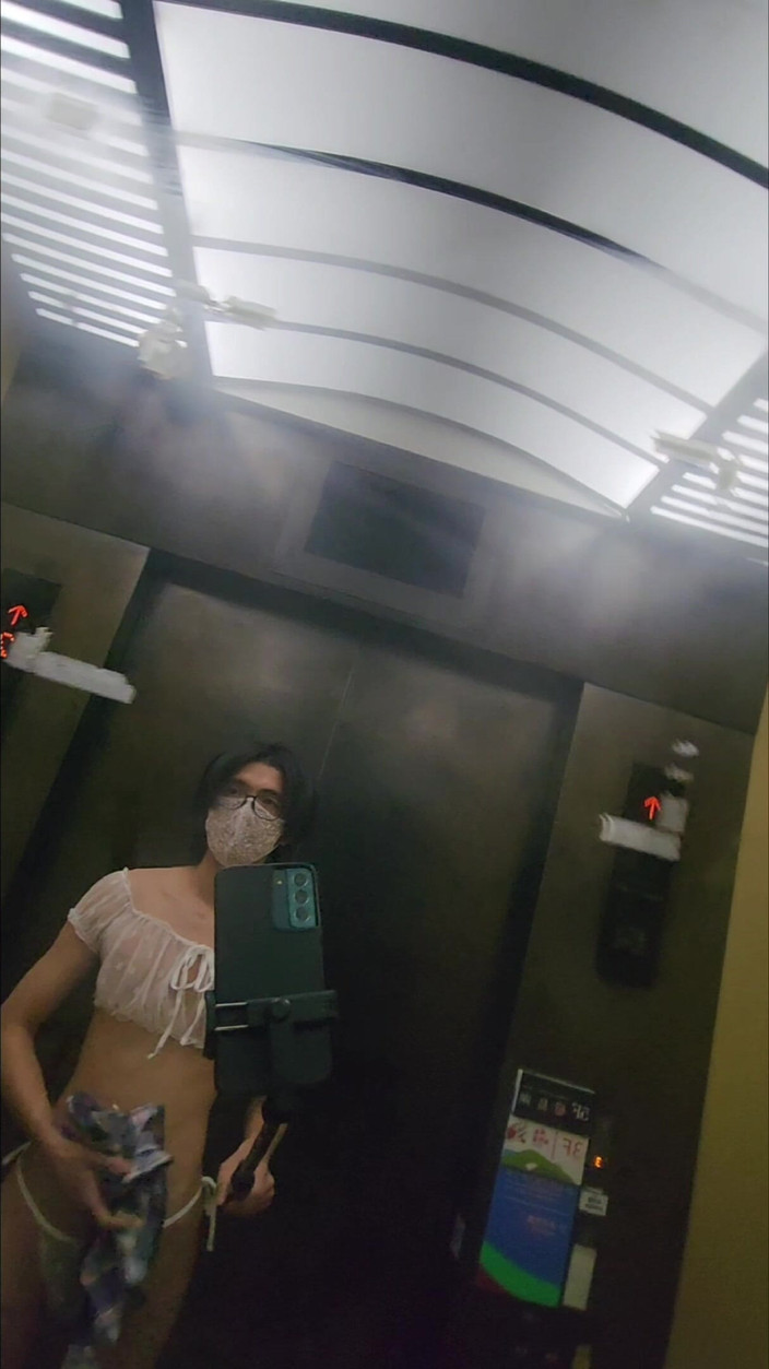 NotAFuta: Exhibicionista en edificio abandonado