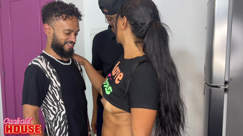 CuckoldHouse: Morena Safada Trepando Com O Cunhado E Um Amigo Dele