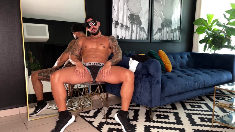 ortizjona: Joan Ortiz / Ortizjona spor salonunda barlara vurmadan önce meme uçlarımı pompalıyorum