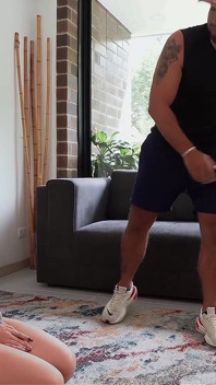 Trainer arrapato e kinky mi seduce nel mezzo di una sessione di yoga per scoparmi e venire nel mio culo