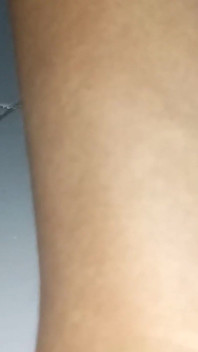 Crossdresser bär satin svart klänning glänsande halkig onani