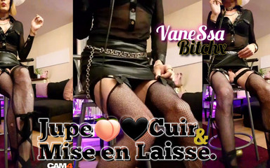 VaneSsa BiTCHx: Jupe Cuire & Mise En Laisse. Une Putain De Pouffiasse À Enculer...