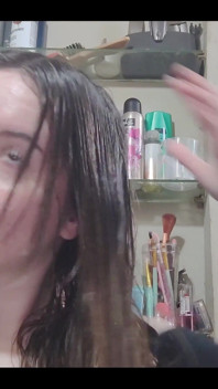 Secándome el pelo. Me encanta cómo va de mojado a seco y suave