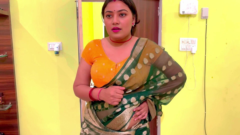 Hotty_ragini: Üvey annemi sert sikiyorum, üvey annem üvey babamı özlüyor, bu yüzden sert yarağımı...