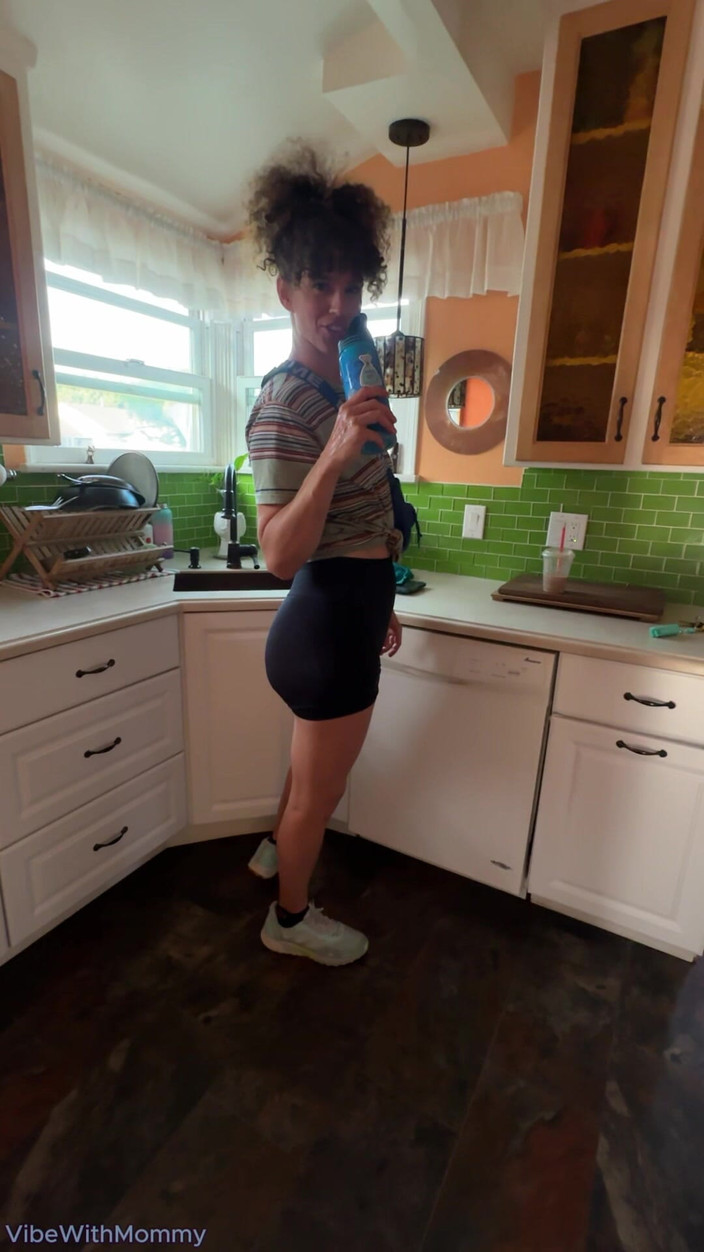VibeWithMommy: ホットな継母が義理の息子のオナニーを捕まえる