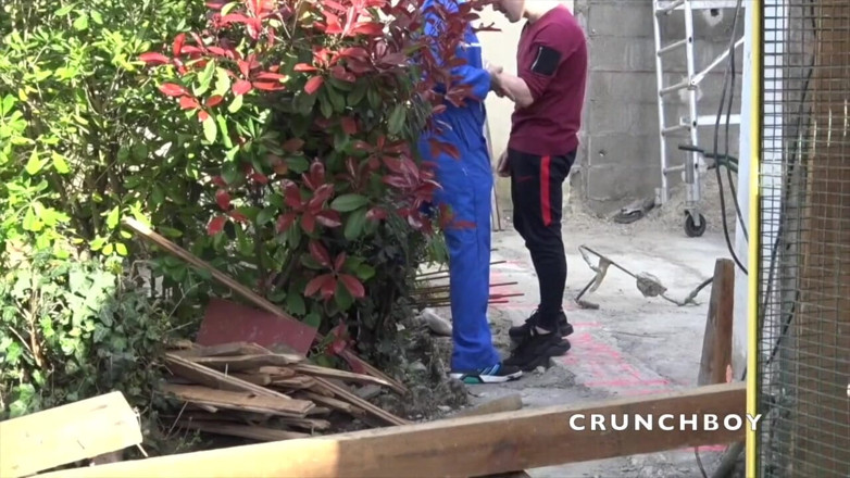 EXHIB BOYS: Pekerja lurus dikongkek rakan sekerjanya di luar rumah