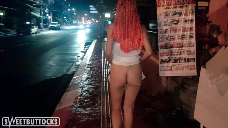 SweetButtocks: Sevimli genç kız açık havada göğüslerini ve amcığını gösteriyor - şehvetli solo