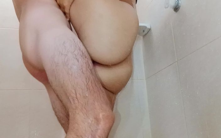 Productoravrg: 내 의붓여친과 목욕하러 가서 샤워하면서 섹스해