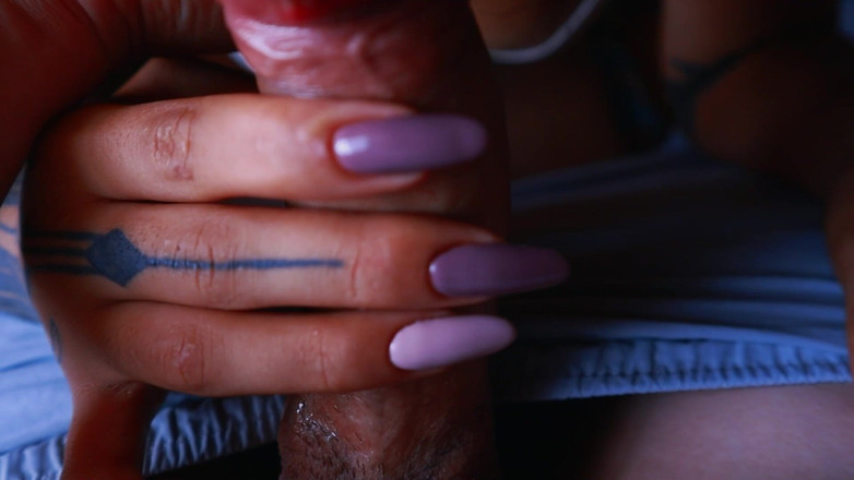 Ellie pink: Cewek bertato sempurna lagi asik nyepong kontolku