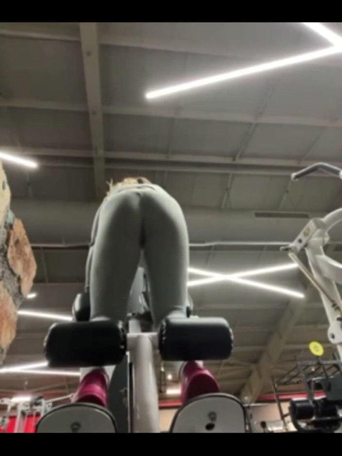 JuiceLussie: Futai nebun în sala de sport