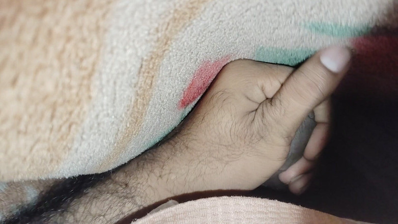 Xxxboyengi: 热辣的印度女大学生在毯子下自慰