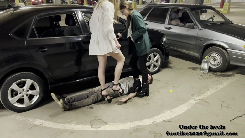 Heel 15 cm: Girls in the Parking Lot