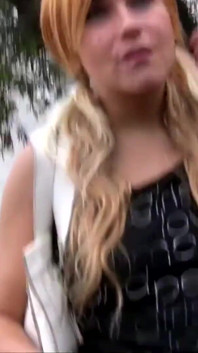 Blonde loszka w kabaretce zostaje ostro wyruchana