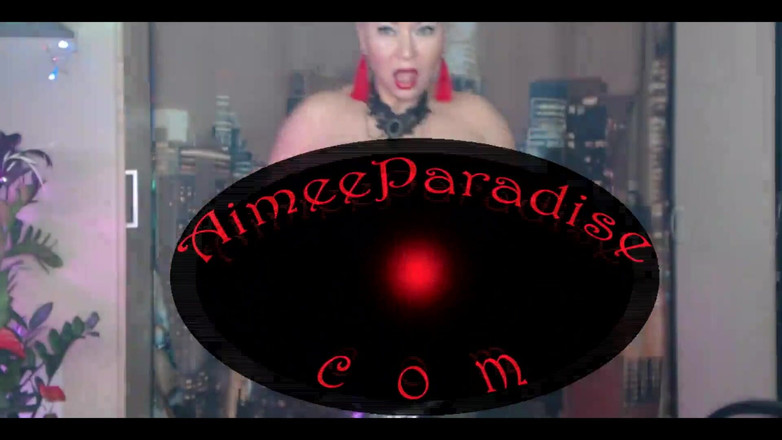 AimeeParadise: Kel kadın dildo emiyor ve sonra onun perky sürtüğüyle sikişiyor!