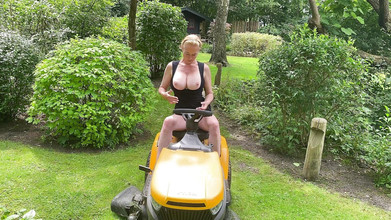 SluttyShanna: Deve vederlo!