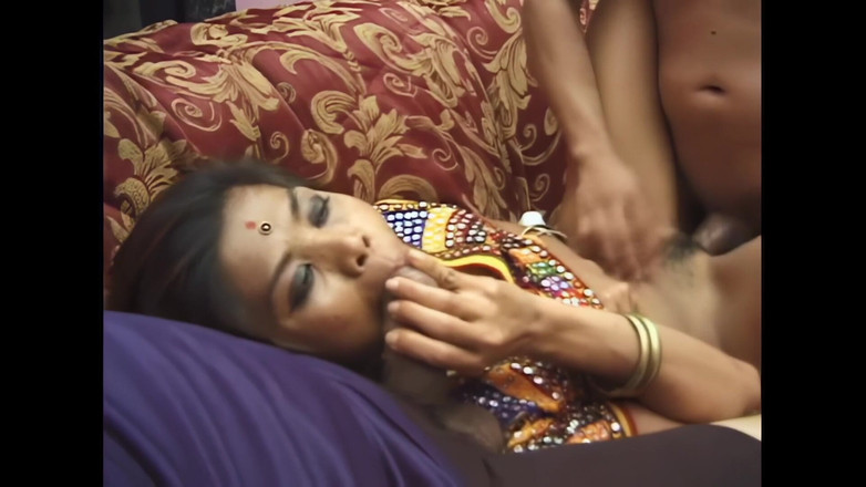 The Swingers & CO.: हॉट भारतीय रंडी रफ चुदाई से पहले गन्दा लंड चुसाई देती है