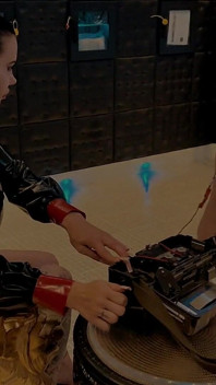 Slečna Alessa Milano šokující a křičící elektroplay na kolenou