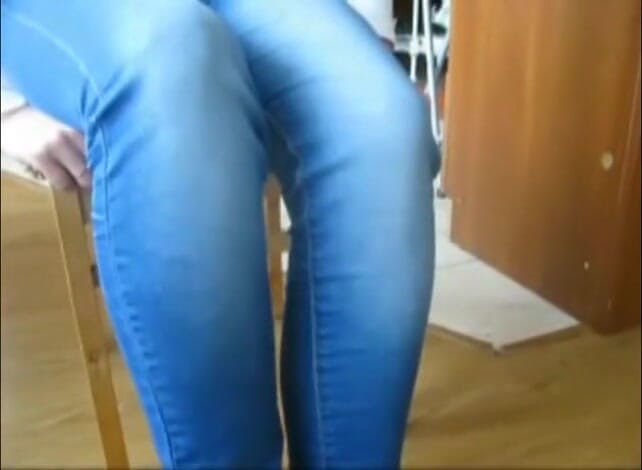 Foot Girls: chhote sainik khilaune ko kuchalna