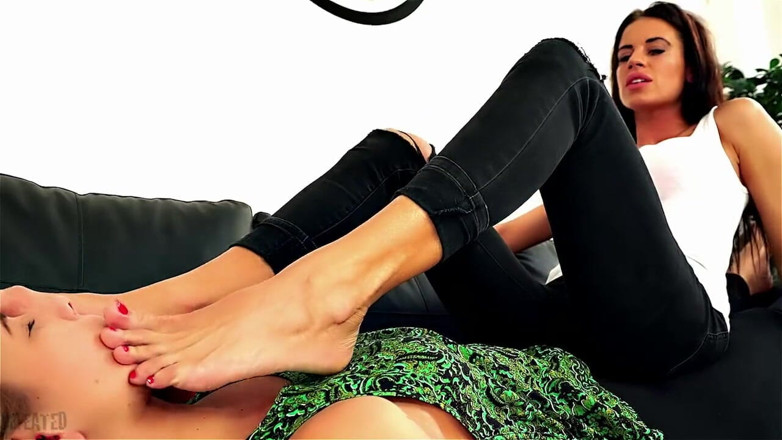 Foot Fetish Center: สาวบลอนด์น่ารักกราบไหว้เท้าของสาวผมน้ำตาลเซ็กซี่ร้อนแรง