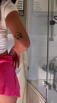 Sexy und heißes schlankes college-mädchen zieht ihr höschen aus, um eng rasierte muschi unter ihrem rock zu blankziehen