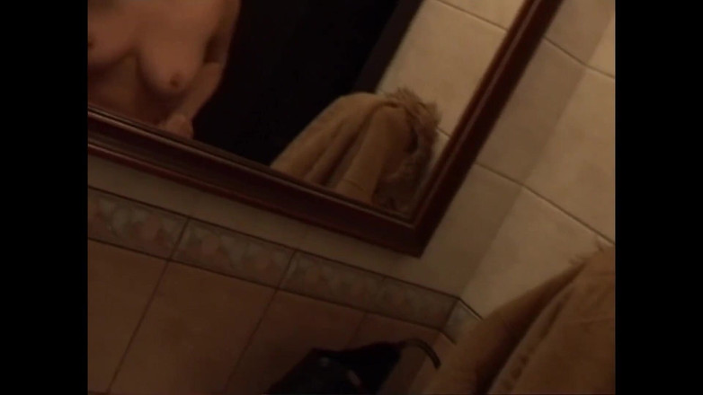 My real dirty life: Cette Belle Fille À Forte Poitrine Se Masturbe Dans La Rue...