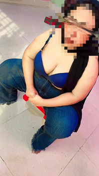 Muslimská arabská roztomilá bbw sexy studentka jen svléká její vysokoškolské šaty a nahoře bez bubblegum fetiš s obrovskými prsy