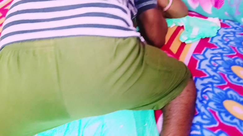 Telugu honey lips: देसी बड़े लंड वाला सौतेला बेटा योंग सौतेली मम्मी की तंग चूत चोद रहा है। तेलुगु गंदी बात करते हुए।