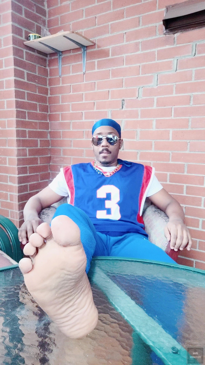 Soft Soleman: Vrtím a scrunchuji své mužské nohy (2025)