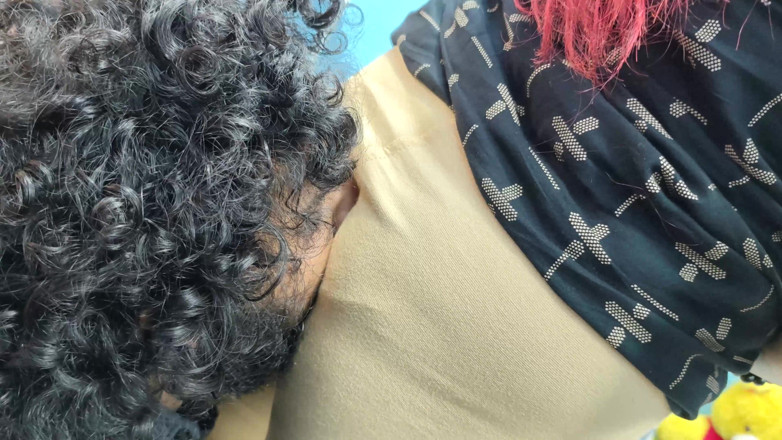 Vaishnavysharunraj: Bröst kysser med rövkyss och slickar