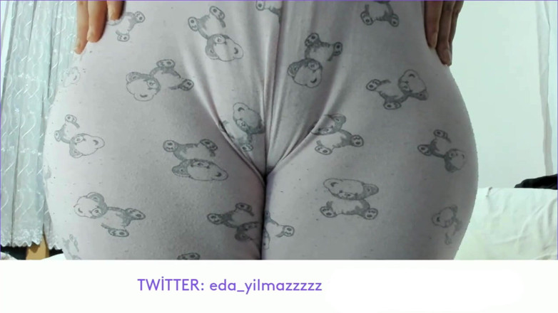 Bigass_sexy_bigboobs: Camel toe - tante seksi turki lagi asik masturbasi pakai piyama...